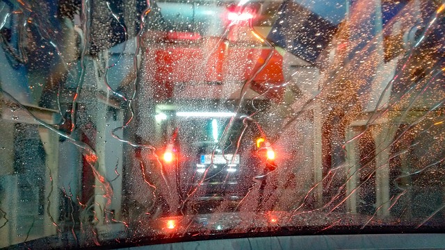 Zastavené auto v dešti