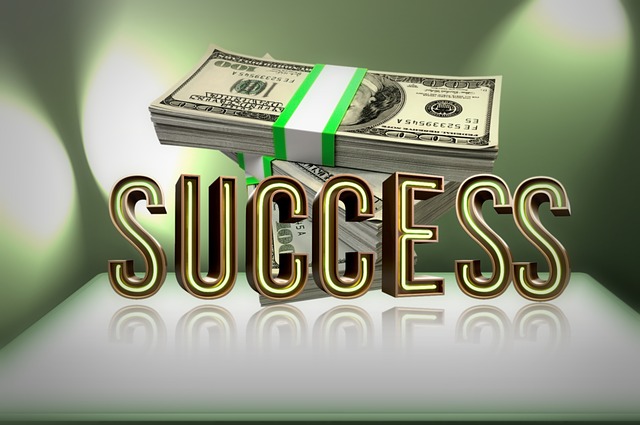 balík peněz nad nápisem „úspěch“